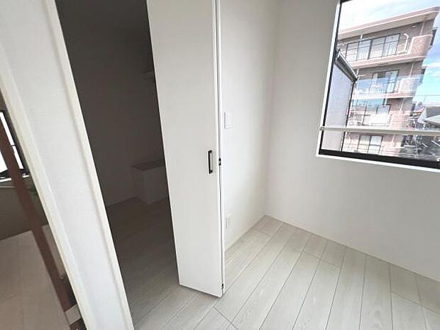 いつでもお部屋をスッキリお使い頂ける収納スペースを設置。