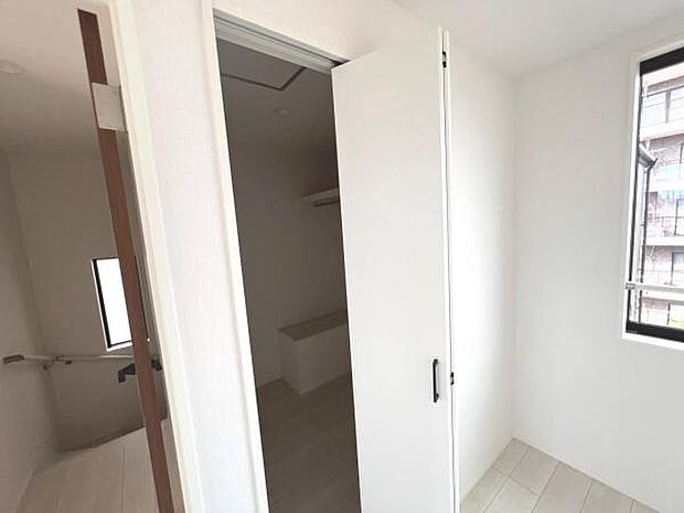 中の物を確認しやすく、取り出しやすい収納スペース。お部屋を広々とお使いいただけます。