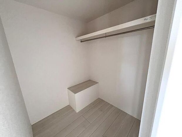 ウォークインクローゼットがあり収納スペースも豊富。季節物もスッキリ片付きそうです。