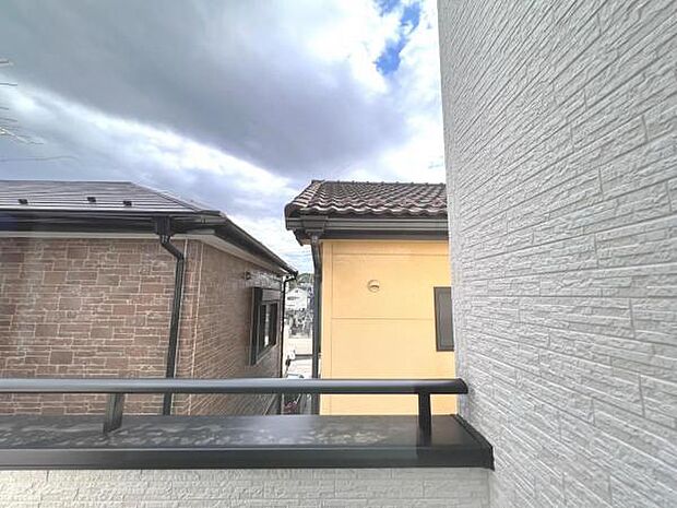 バルコニーからの眺望です。明るい陽射しを浴びながらゆったりと過ごすのも良いですね。