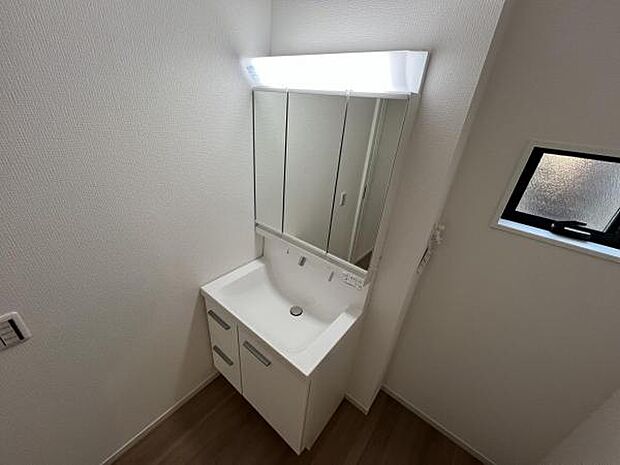 洗面化粧台です。朝の身支度から1日が始まります。