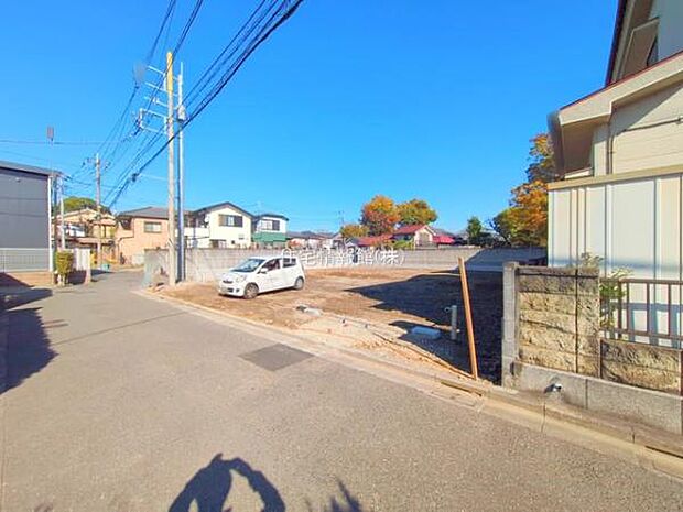 前面道路を含めた現地写真です。