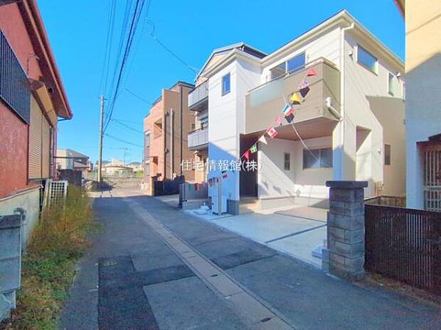 前面道路を含めた現地写真です。