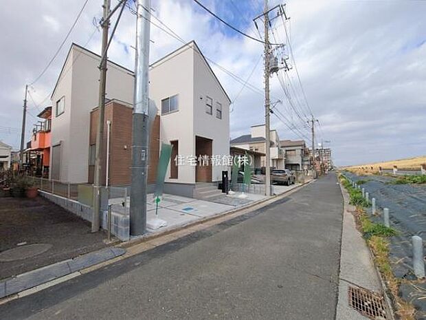 前面道路を含めた現地写真です。