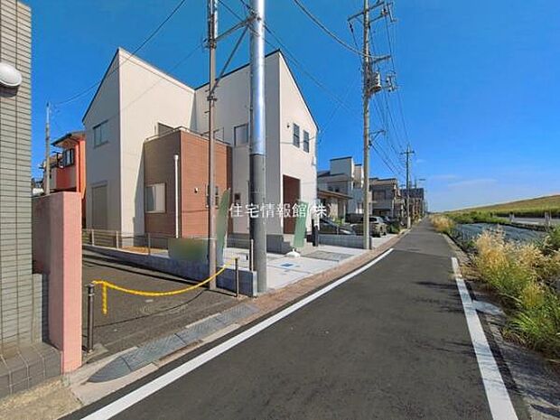 前面道路を含めた現地写真です。