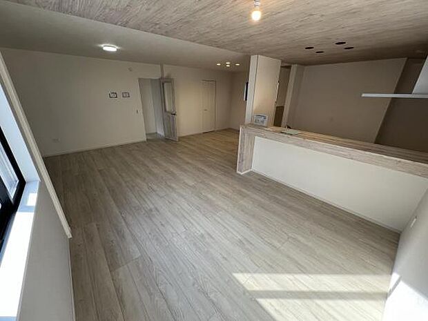 お食事中もキッチンと会話が楽しめるダイニングスペース。