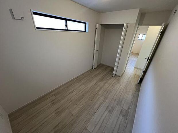 洋室は、風通しが良く明るく快適な空間です。ゆったりと読書など、趣味にも没頭できプライベート時間もお寛ぎ頂けそうです。