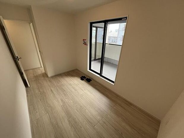 2面採光を確保した室内は、明るく風通しも良く、大変居心地の良い空間となっております。