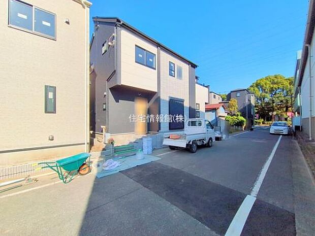 前面道路を含めた現地写真です。