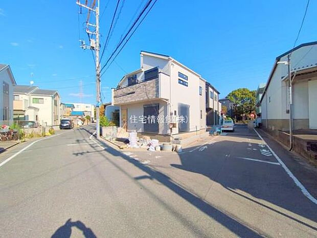 前面道路を含めた現地写真です。