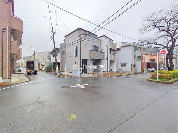 前面道路を含めた現地写真です。