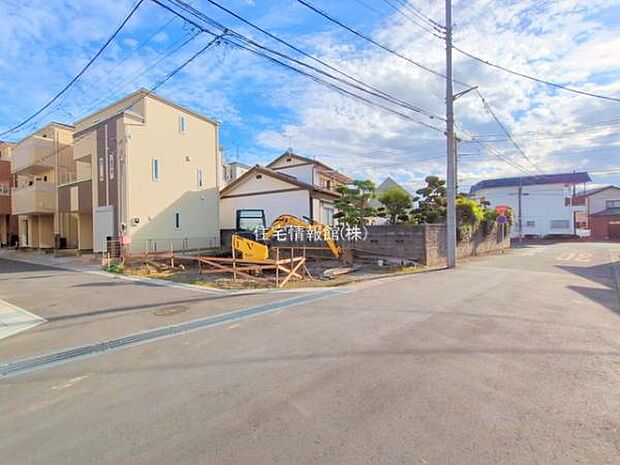 前面道路を含めた現地写真です。