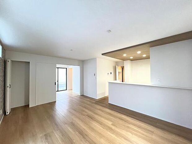 ご家族みんながゆったりくつろげる広々リビングです。