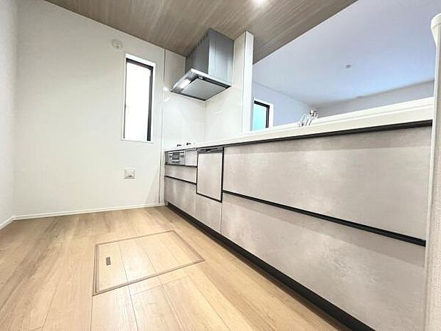 リビングが見渡せ、料理中も会話が弾む対面式キッチンです。