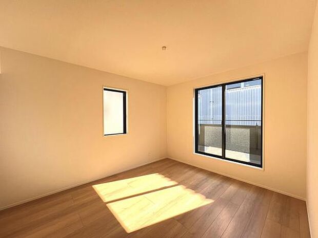 明るい広々とした主寝室でご家族ゆっくりお休みになれますね。