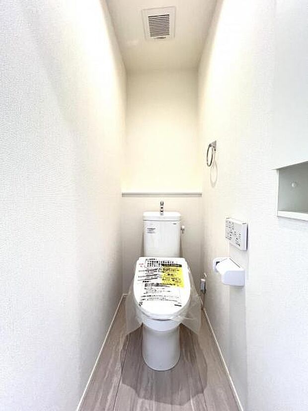 シャワー洗浄機能付のトイレは、清潔感が印象的な空間ですね。