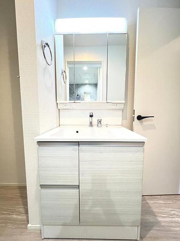 洗面化粧台です。朝の身支度から1日が始まります。