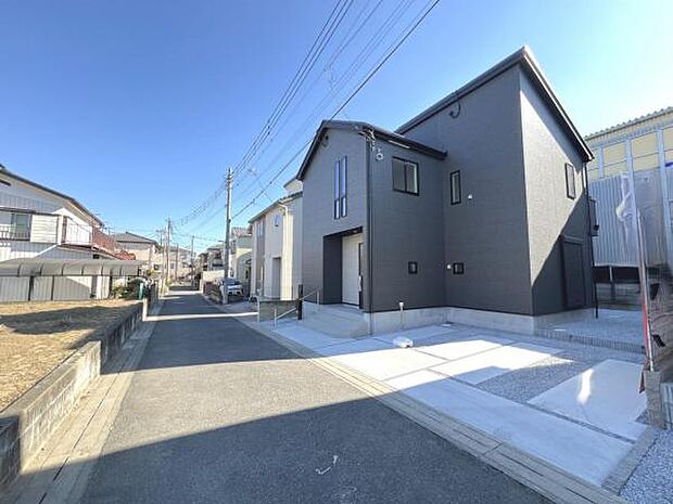 雨戸シャッター付きで、防災・防犯に心強いですね。