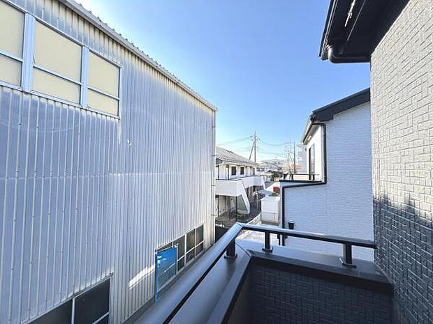 バルコニーからの眺望です。明るい陽射しを浴びながらゆったりと過ごすのも良いですね。