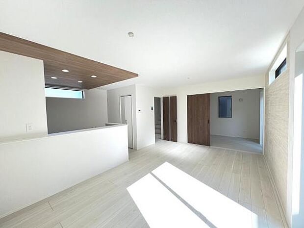 お食事中もキッチンと会話が楽しめるダイニングスペース。