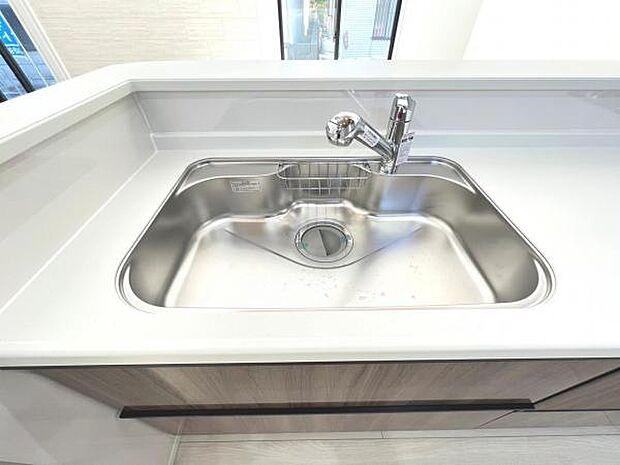 作業スペースが広く家事動線をゆったりと確保できるキッチンです。