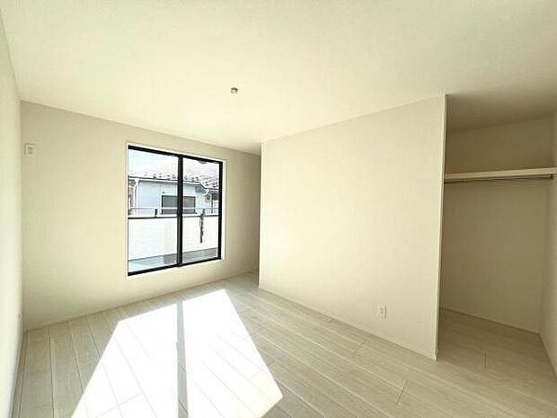 明るい広々とした主寝室でご家族ゆっくりお休みになれますね。