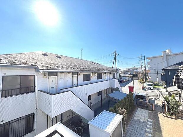 バルコニーからの眺望です。明るい陽射しを浴びながらゆったりと過ごすのも良いですね。