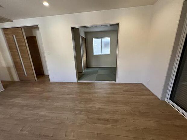 お食事中もキッチンと会話が楽しめるダイニングスペーゆったりとした開放的なダイニングキッチンスペースで