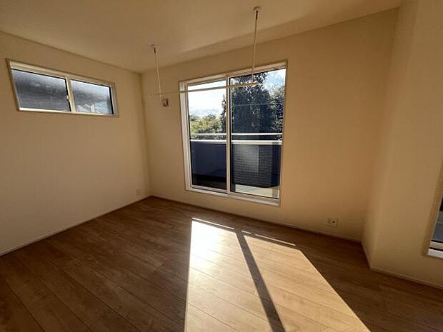 寝室にもご利用いただける居室スペースです明るい広々とした主寝室でご家族ゆっくりお休みになれま