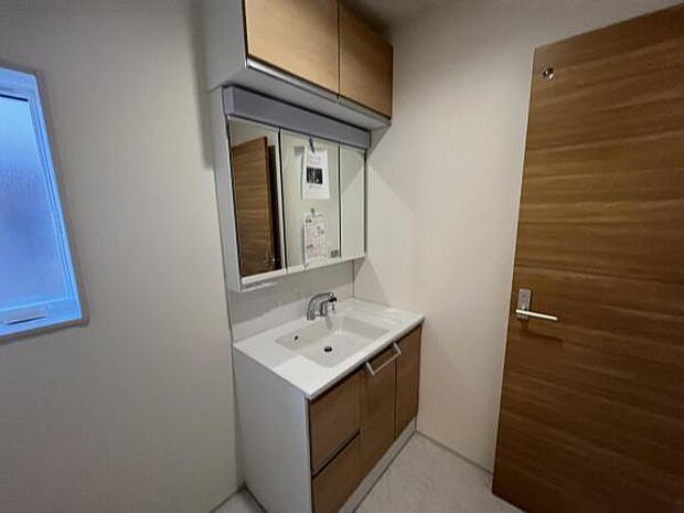 洗面化粧台です。朝の身支度から1日が始まります。収納力と機能性に優れたお手入れラクラク洗面化粧台です