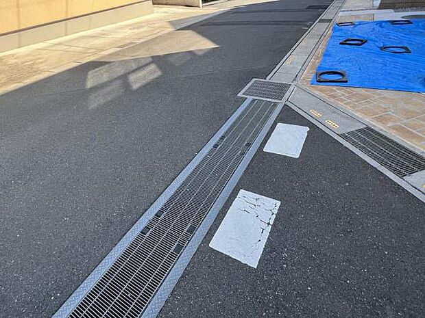 前面道路を含めた現地写真です。ぜひ周辺環境も併せてご覧ください。住宅地につき落ち着いた新生活を始めら