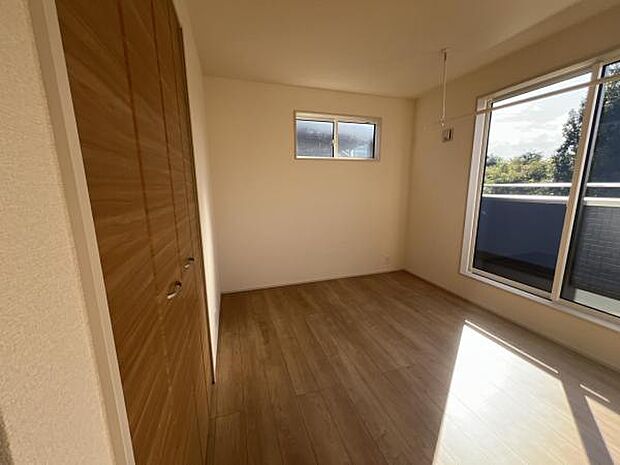 自分好みのアレンジで居心地の良い空間になりそうです洋室は風通しが良く明るく快適な空間ですゆったりと読