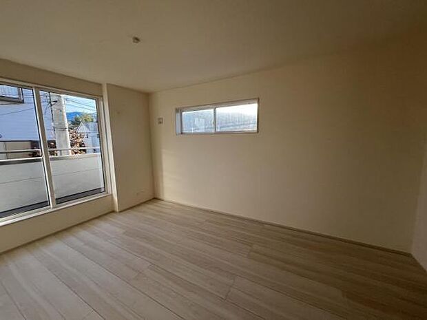 お食事中もキッチンと会話が楽しめるダイニングスペーゆったりとした開放的なダイニングキッチンスペースで