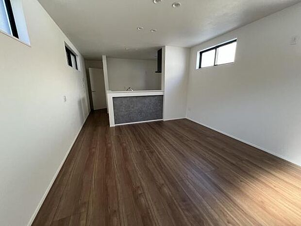 お食事中もキッチンと会話が楽しめるダイニングスペーゆったりとした開放的なダイニングキッチンスペースで