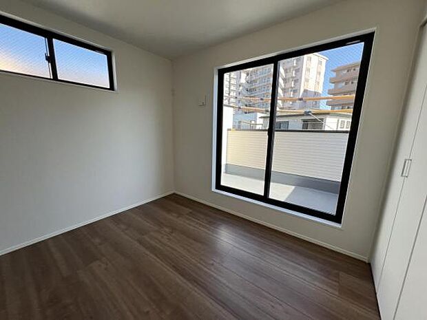 寝室にもご利用いただける居室スペースです明るい広々とした主寝室でご家族ゆっくりお休みになれま