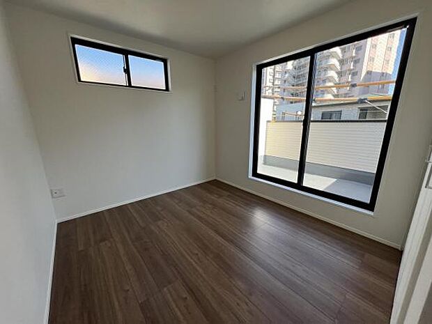 自分好みのアレンジで居心地の良い空間になりそうです洋室は風通しが良く明るく快適な空間ですゆったりと読