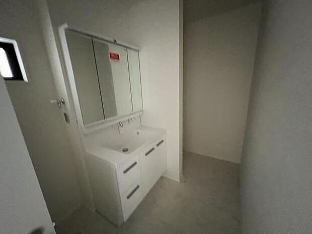 脱衣所は小さなお子様がいるご家庭にも重宝されます。快適で清潔感がある脱衣スペースです。