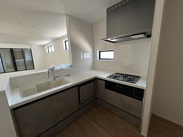 料理の時間が楽しくなるキッチンスペースです作業スペースが広く家事動線をゆったりと確保できるキッチン