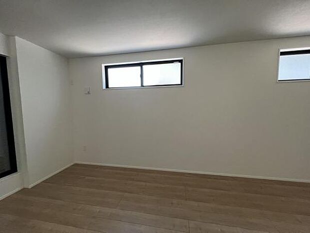 お食事中もキッチンと会話が楽しめるダイニングスペーゆったりとした開放的なダイニングキッチンスペースで