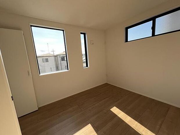 寝室にもご利用いただける居室スペースです明るい広々とした主寝室でご家族ゆっくりお休みになれま