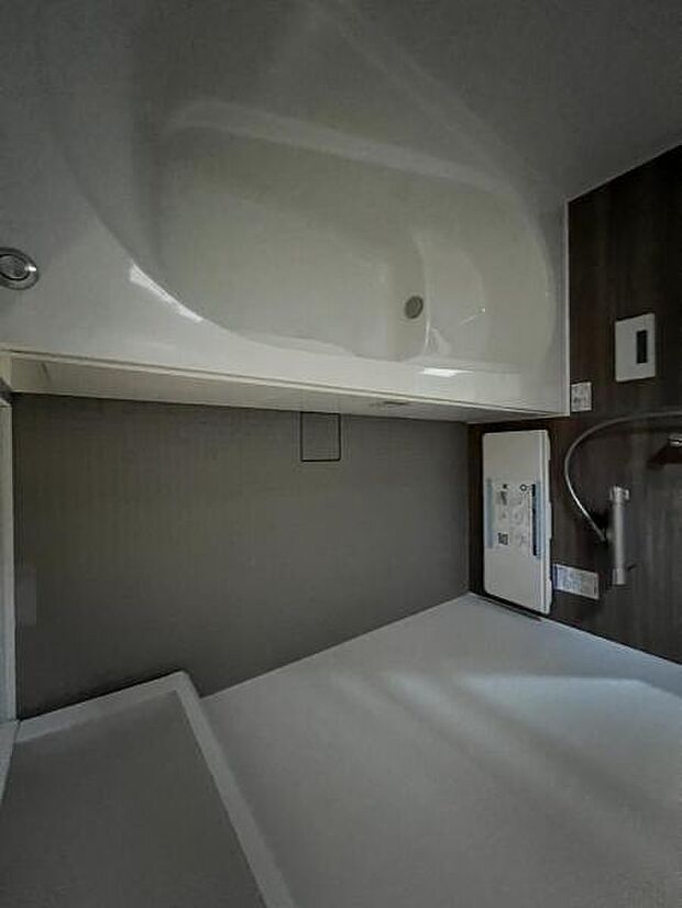 お風呂でほっとひといき1日の疲れを癒しましょうスタイリッシュな浴室で1日の疲れをゆったり癒されるのも