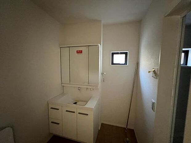 洗面化粧台です。朝の身支度から1日が始まります。収納力と機能性に優れたお手入れラクラク洗面化粧台です