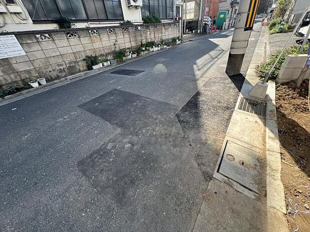 前面道路を含めた現地写真です。ぜひ周辺環境も併せてご覧ください。住宅地につき落ち着いた新生活を始めら