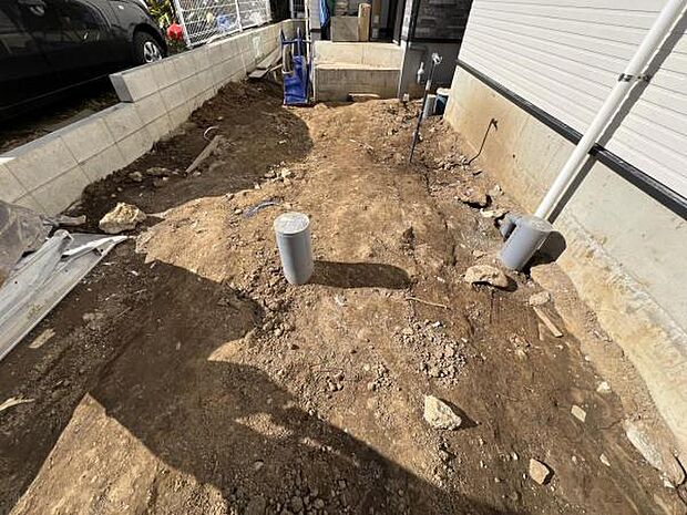 駐車場ももちろん完備しておりますのでお車所有の方にも心強いです駐車場です前面道路との高低差も少なく