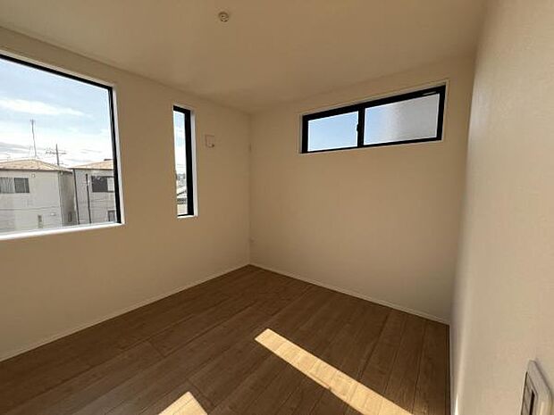 自分好みのアレンジで居心地の良い空間になりそうです洋室は風通しが良く明るく快適な空間ですゆったりと読