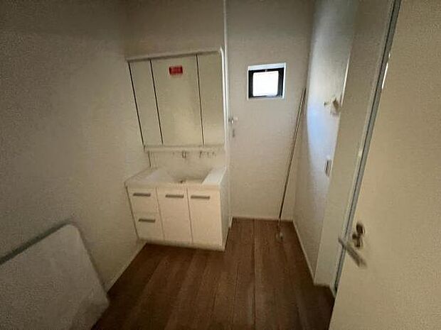 脱衣所は小さなお子様がいるご家庭にも重宝されます。快適で清潔感がある脱衣スペースです。