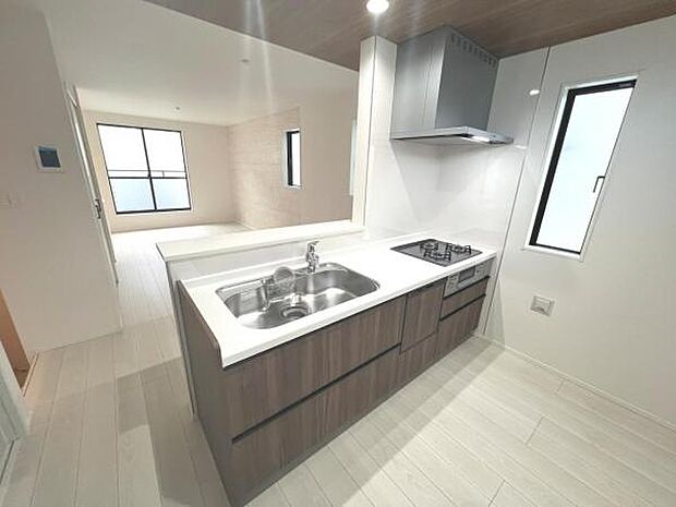 リビングが見渡せ、料理中も会話が弾む対面式キッチンです。