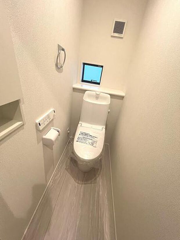 シャワー洗浄機能付のトイレは、清潔感が印象的な空間ですね。