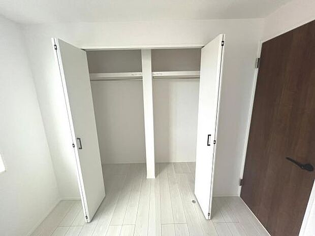 いつでもお部屋をスッキリお使い頂ける収納スペースを設置。