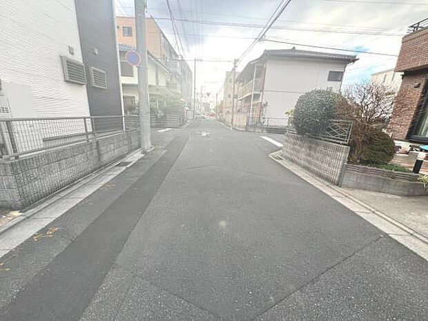 前面道路を含めた現地写真です。ぜひ周辺環境も併せてご覧ください。